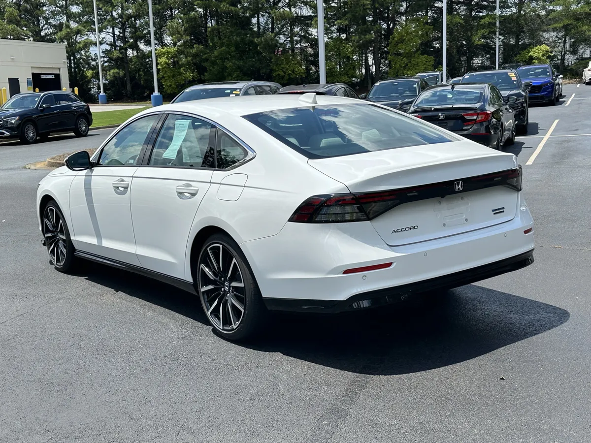 2025 Honda Accord Hybrid Touring Sedan thumbnail 10