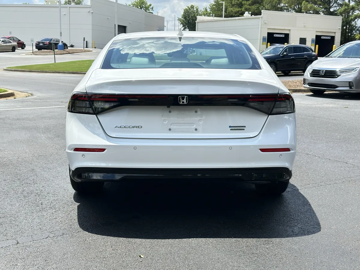 2025 Honda Accord Hybrid Touring Sedan thumbnail 11