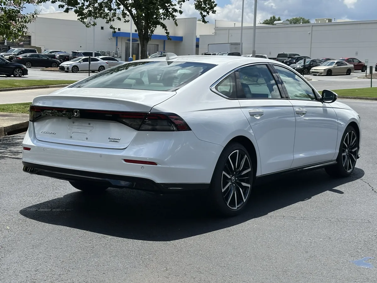 2025 Honda Accord Hybrid Touring Sedan thumbnail 12