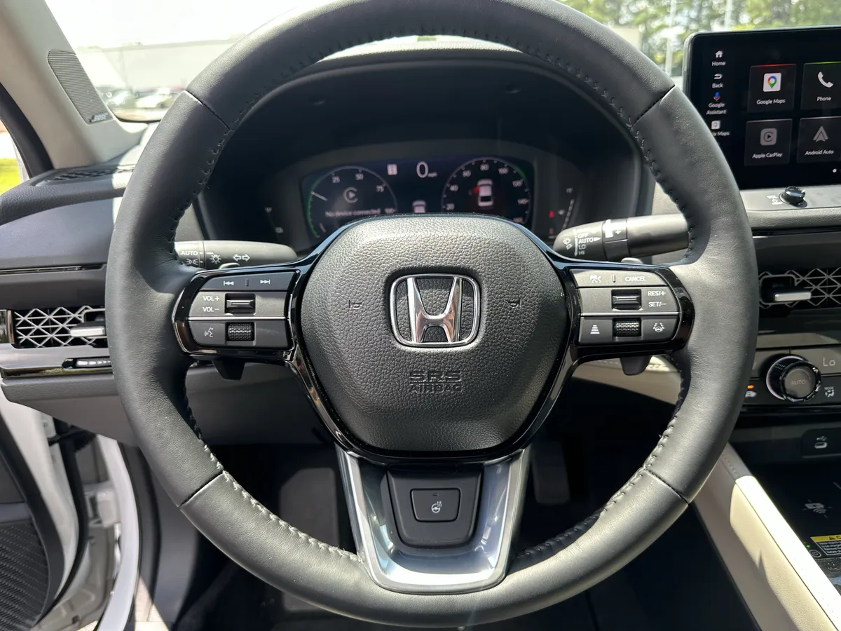 2025 Honda Accord Hybrid Touring Sedan thumbnail 5