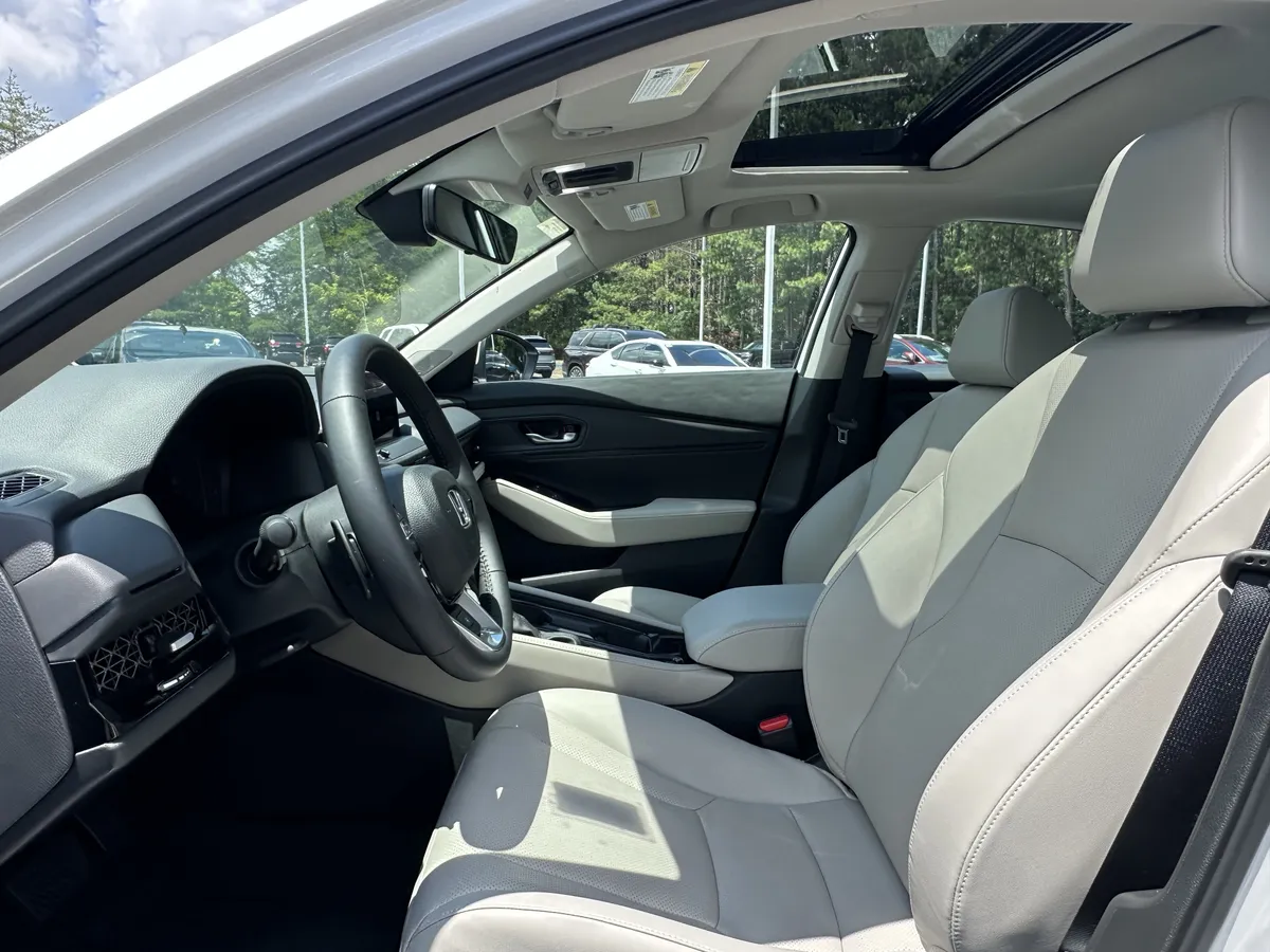 2025 Honda Accord Hybrid Touring Sedan thumbnail 6