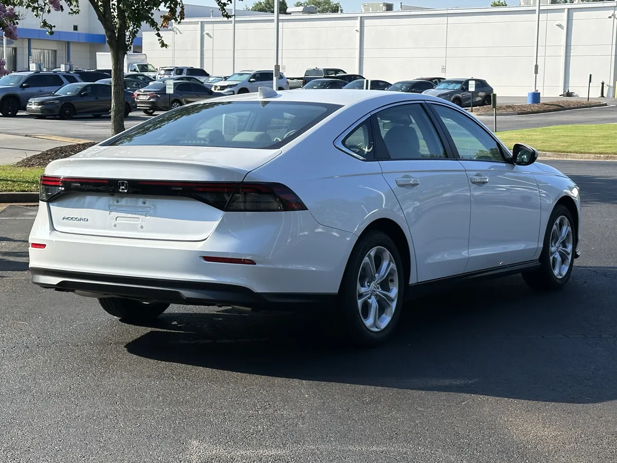 2025 Honda Accord LX CVT thumbnail 11