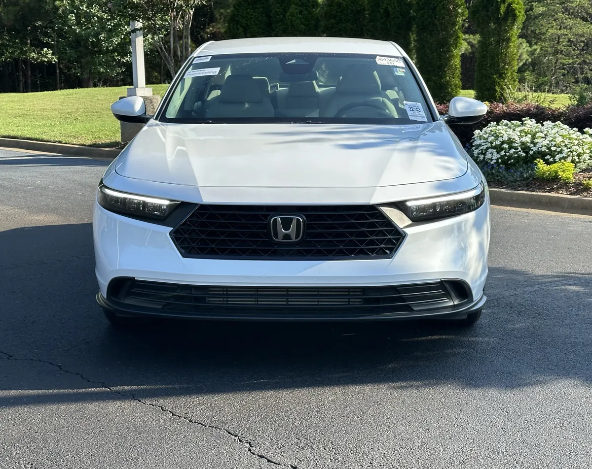 2025 Honda Accord LX CVT thumbnail 3