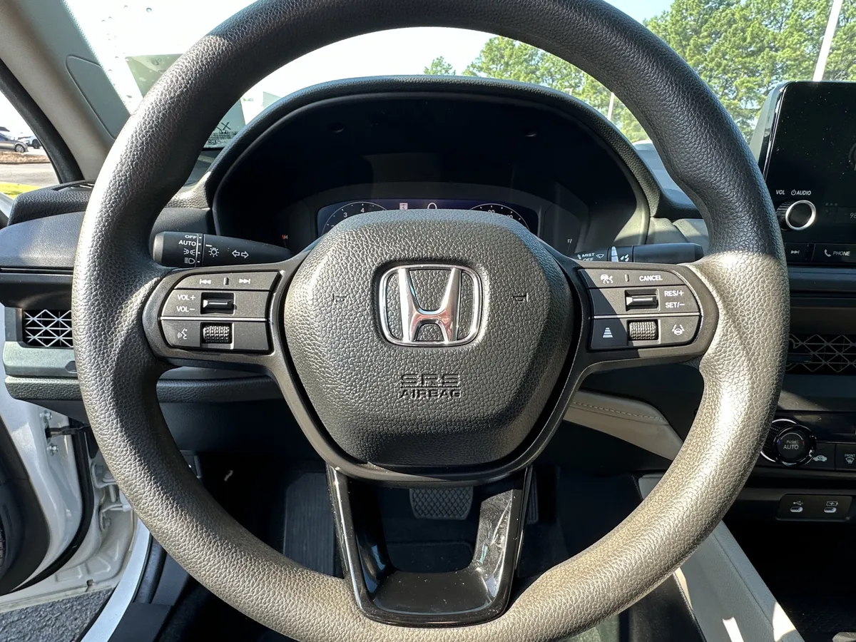 2025 Honda Accord LX CVT thumbnail 6