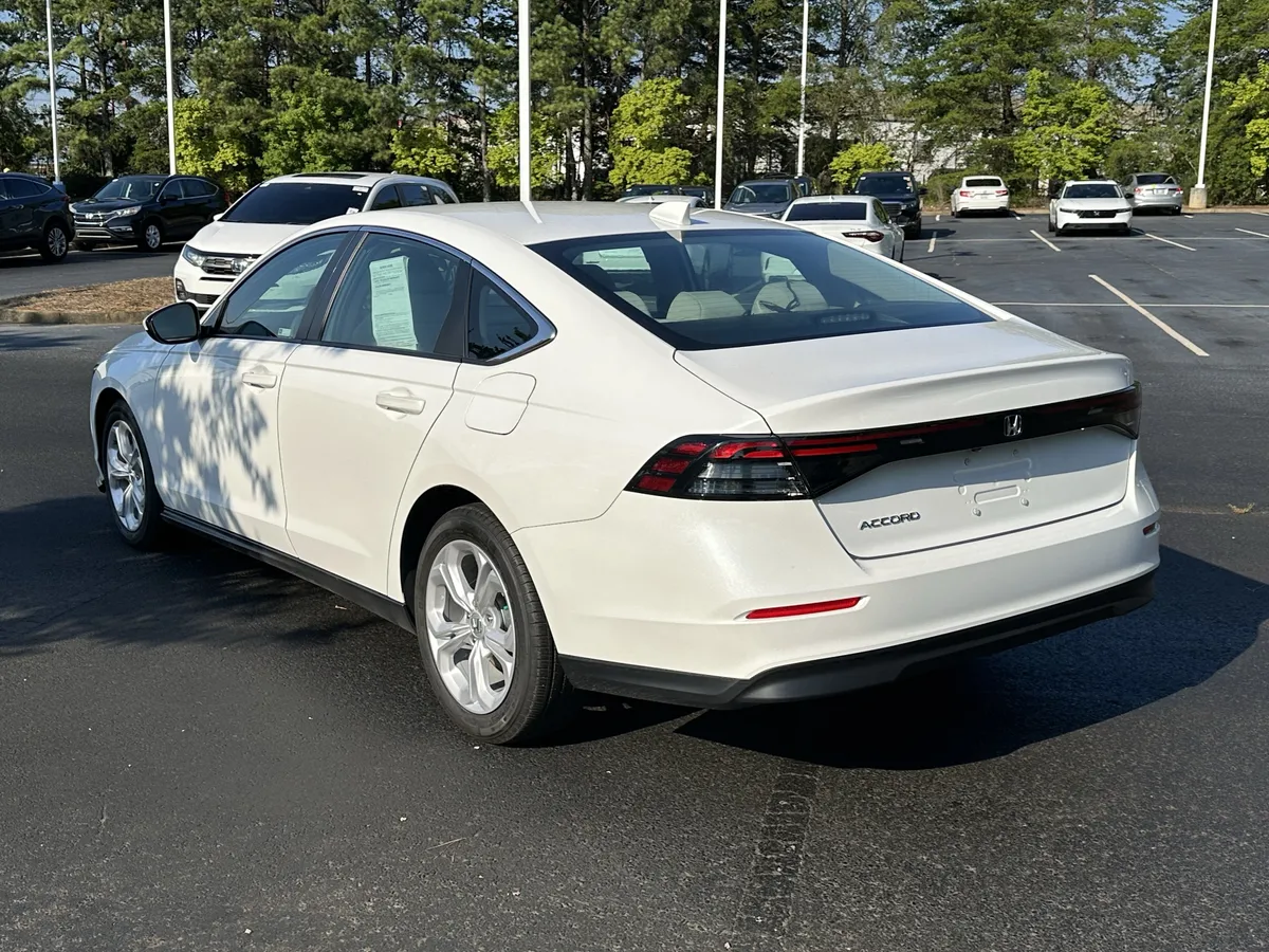 2025 Honda Accord LX CVT thumbnail 9