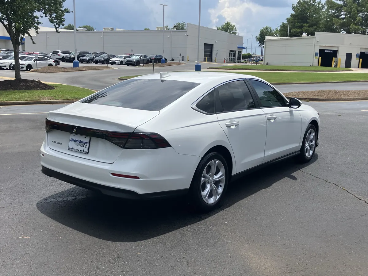 2025 Honda Accord LX CVT thumbnail 10