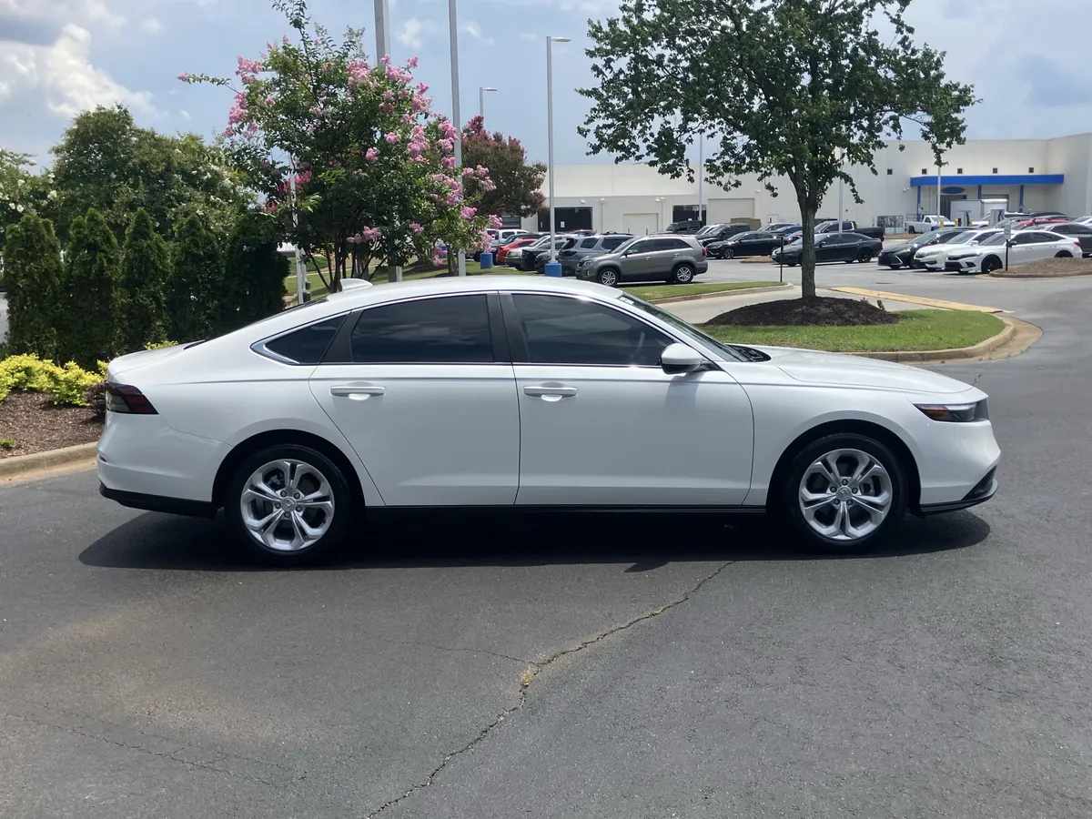2025 Honda Accord LX CVT thumbnail 11