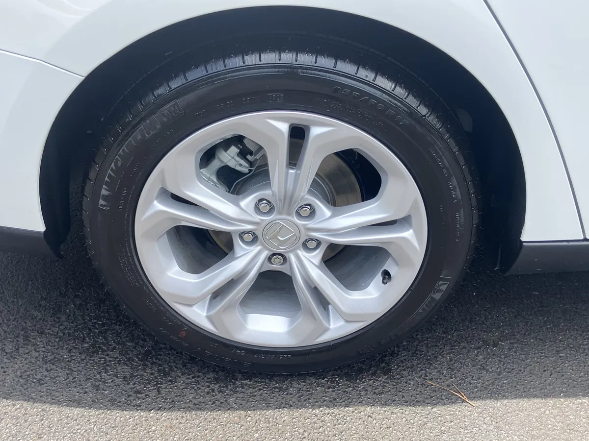 2025 Honda Accord LX CVT thumbnail 13
