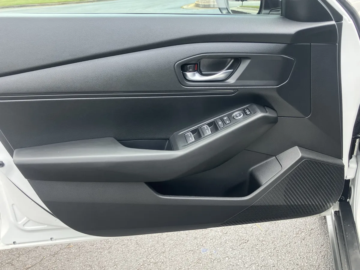 2025 Honda Accord LX CVT thumbnail 14