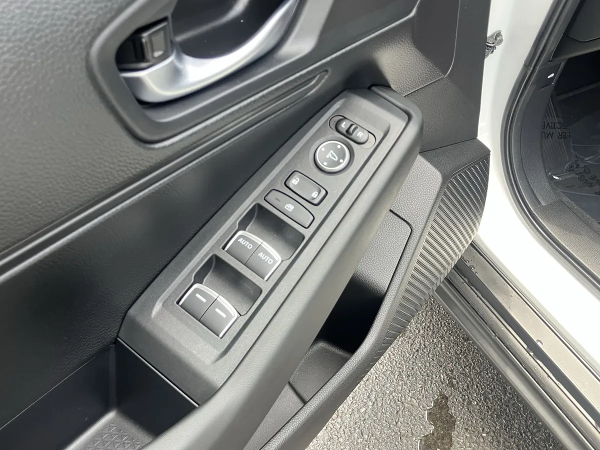 2025 Honda Accord LX CVT thumbnail 15