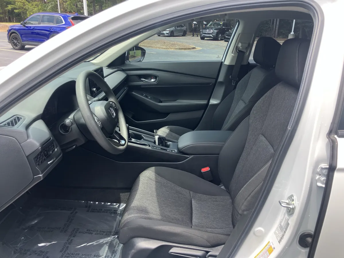 2025 Honda Accord LX CVT thumbnail 16