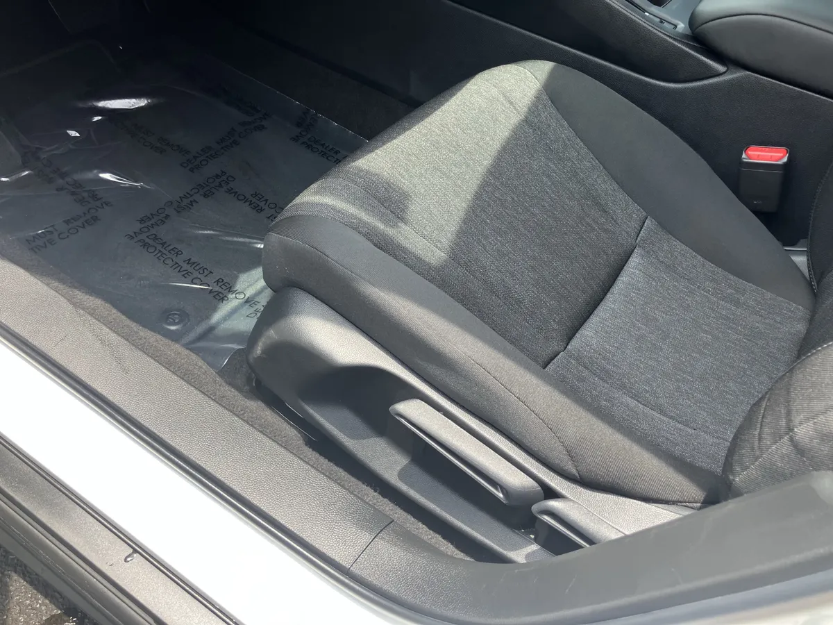 2025 Honda Accord LX CVT thumbnail 17