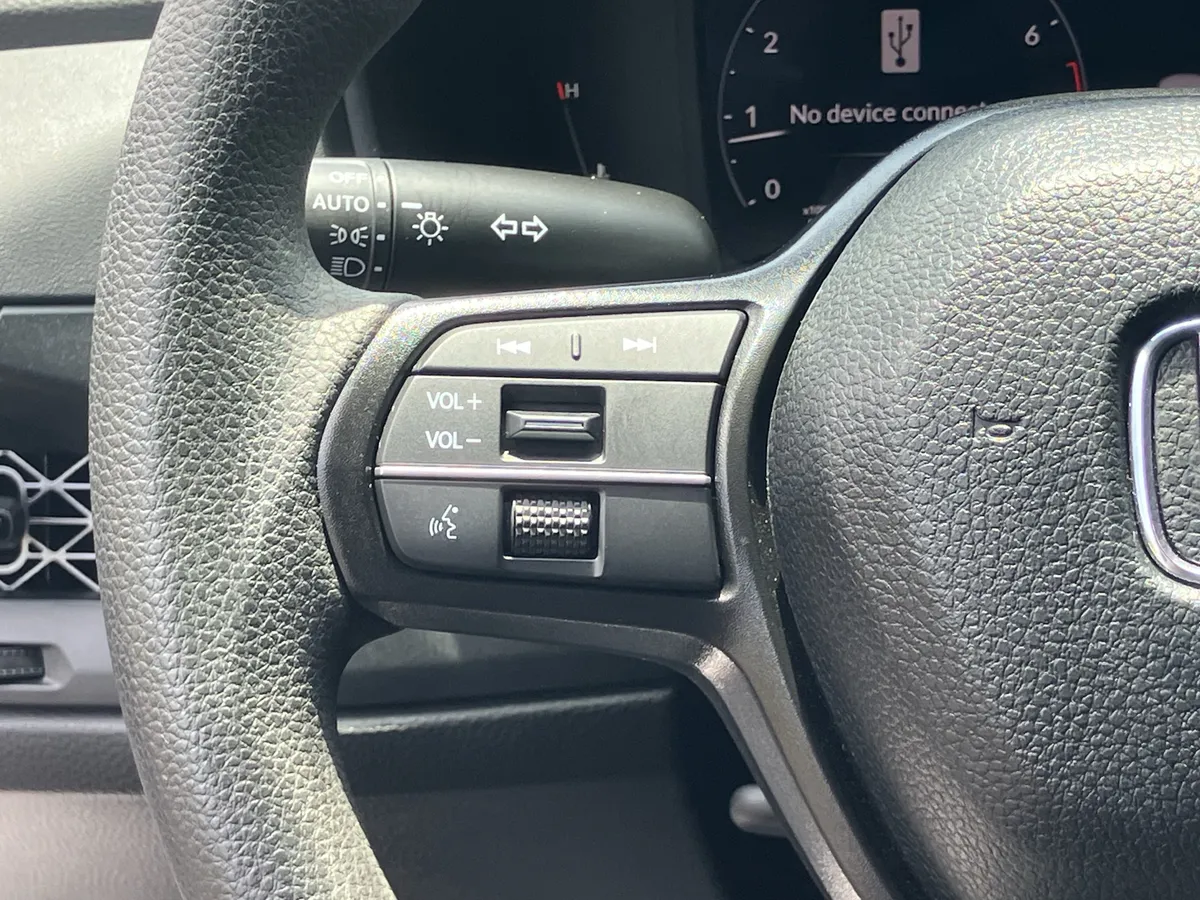 2025 Honda Accord LX CVT thumbnail 21