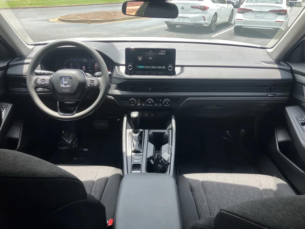 2025 Honda Accord LX CVT thumbnail 31