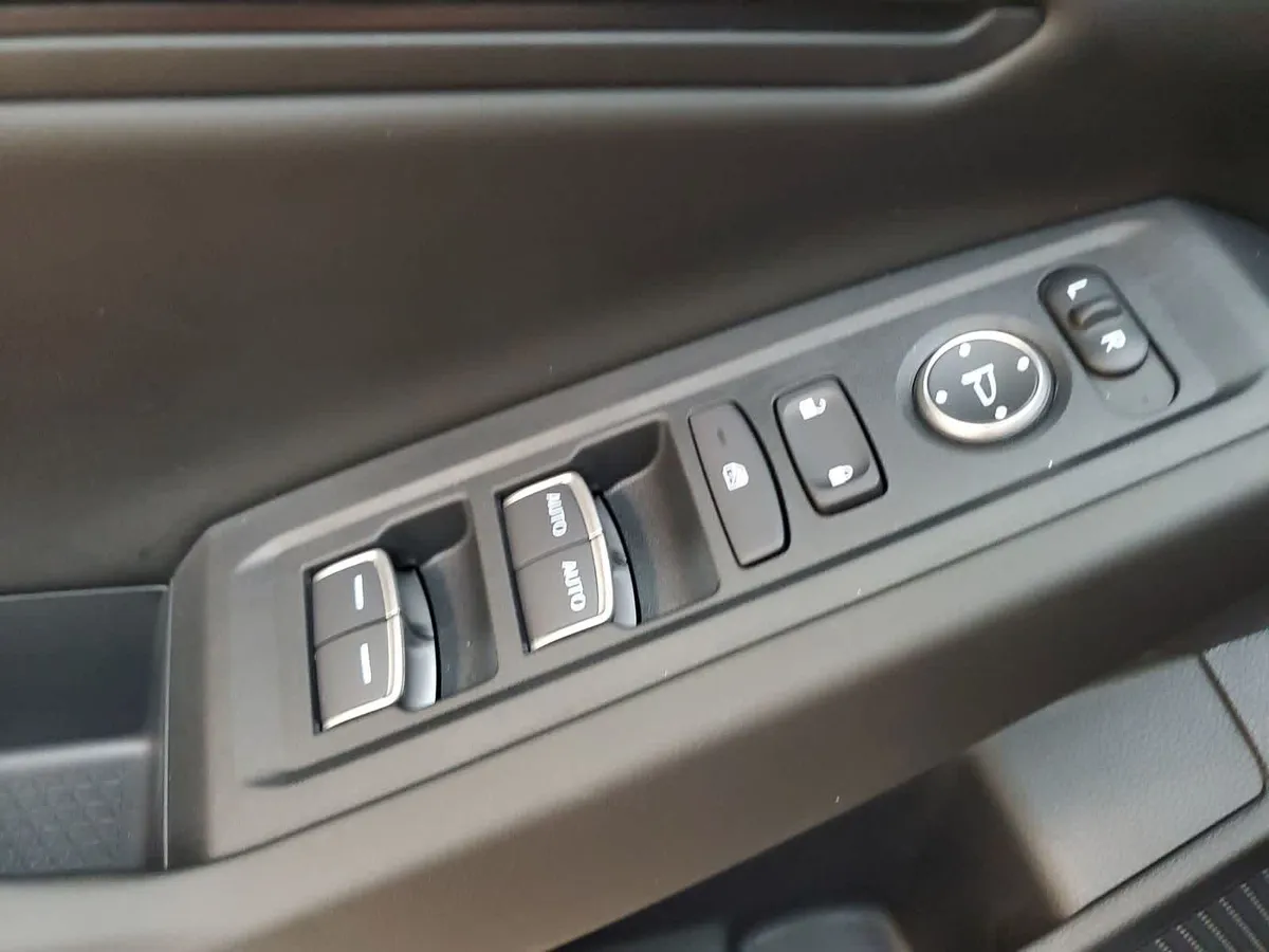 2025 Honda Accord SE thumbnail 17
