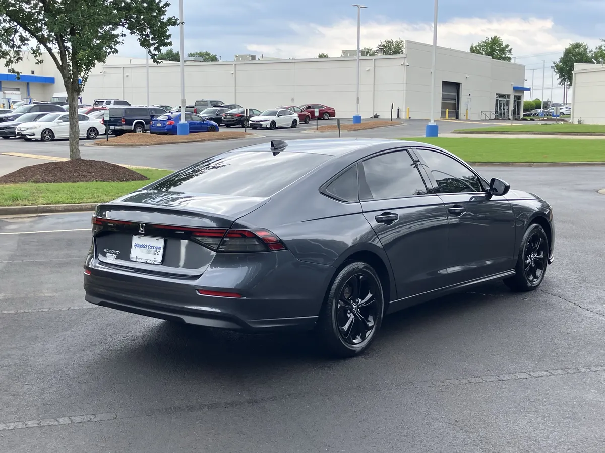 2025 Honda Accord SE CVT thumbnail 10