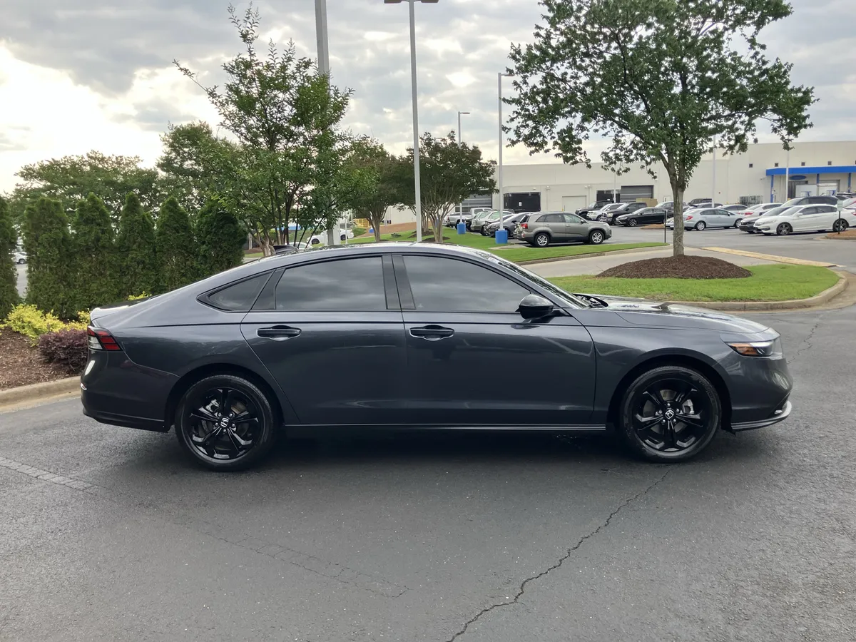 2025 Honda Accord SE CVT thumbnail 11