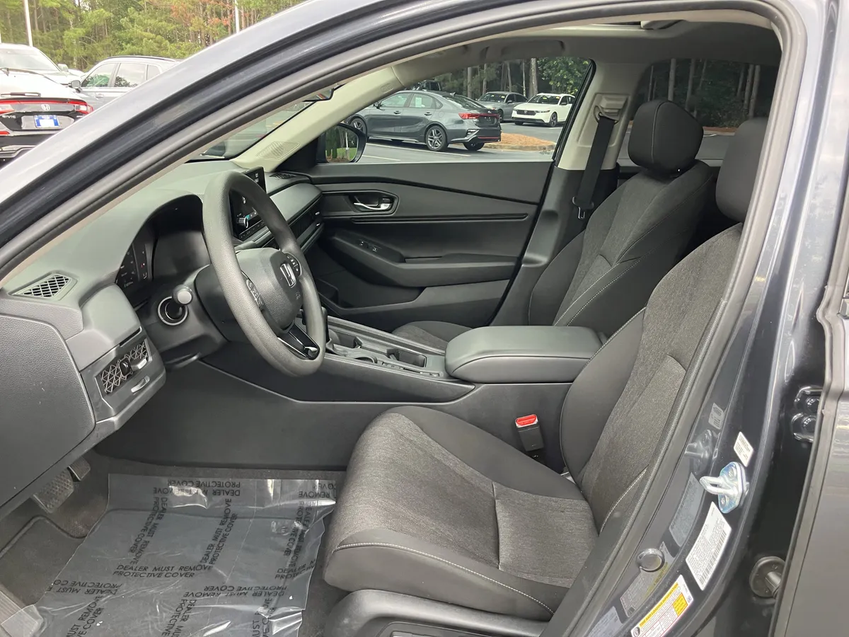 2025 Honda Accord SE CVT thumbnail 16