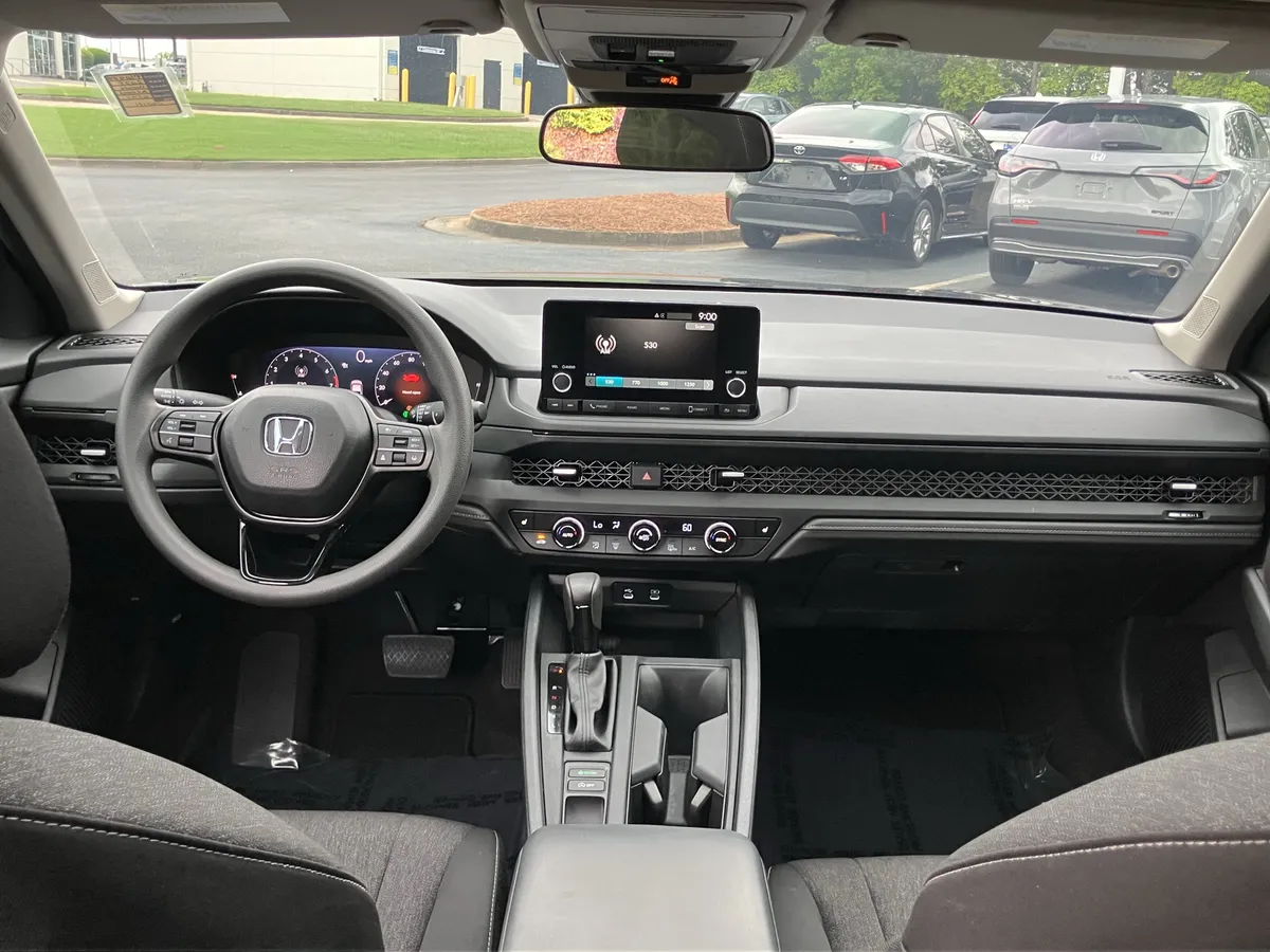 2025 Honda Accord SE CVT thumbnail 32
