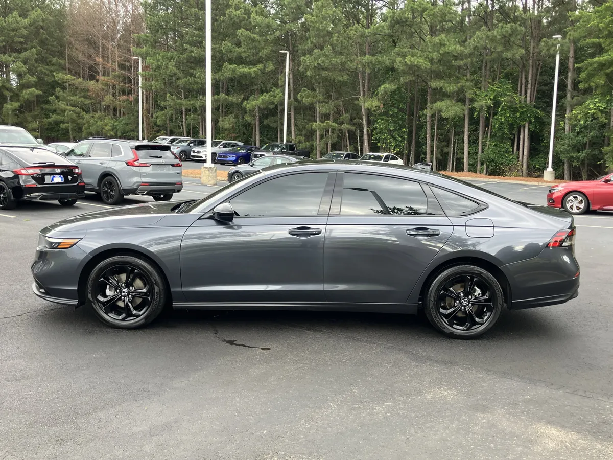2025 Honda Accord SE CVT thumbnail 7
