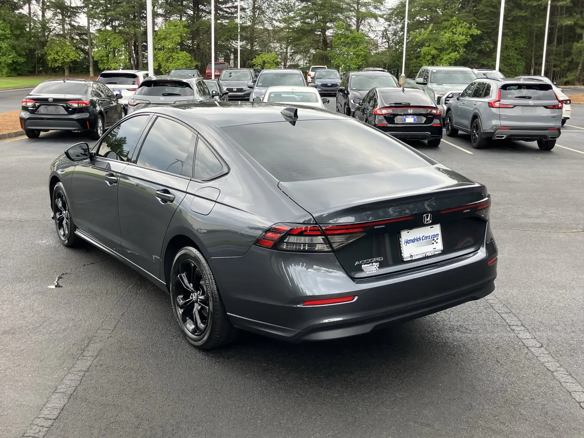 2025 Honda Accord SE CVT thumbnail 8
