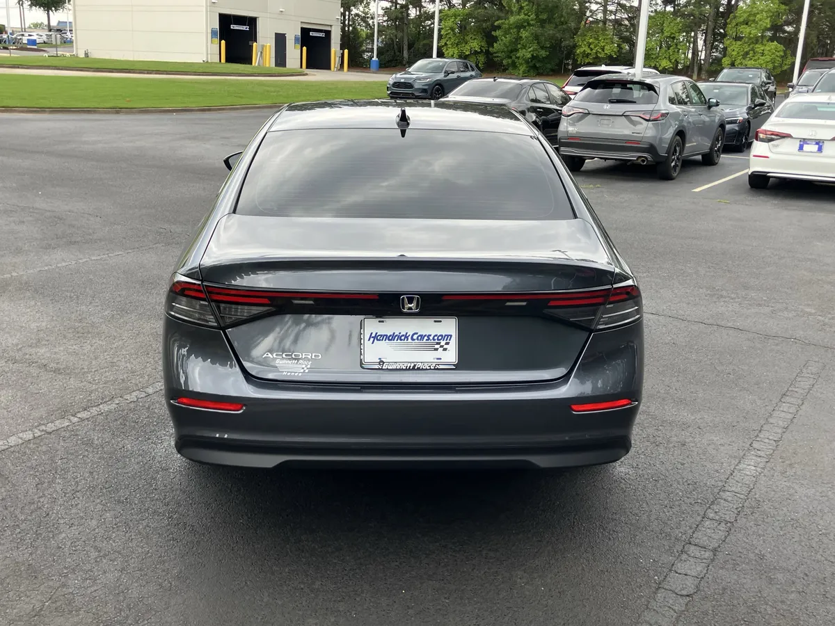 2025 Honda Accord SE CVT thumbnail 9