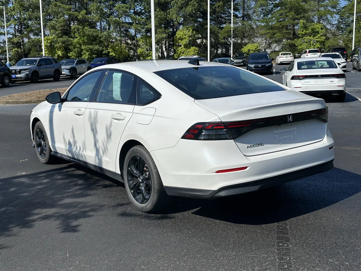 2025 Honda Accord SE CVT thumbnail 10