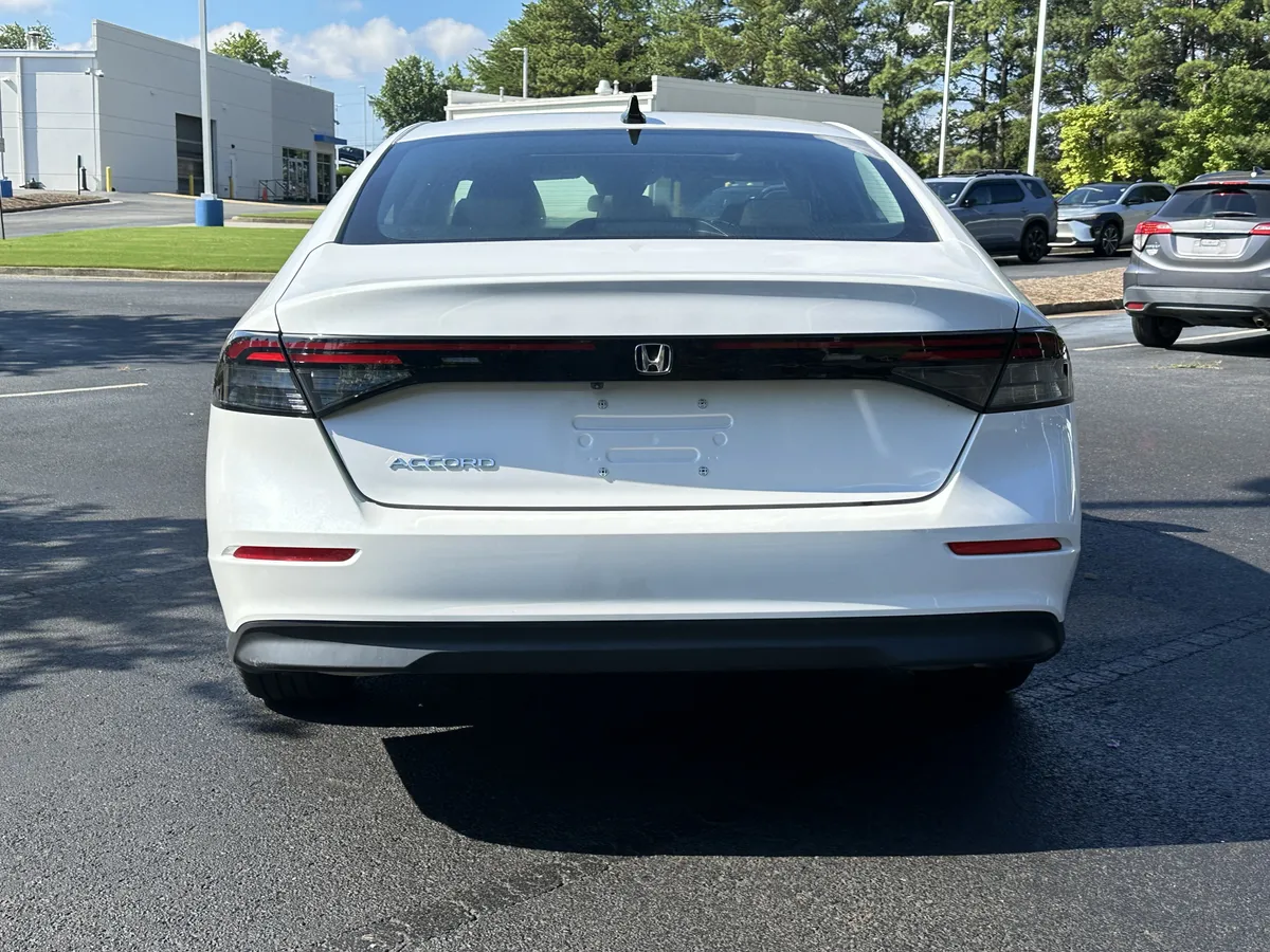 2025 Honda Accord SE CVT thumbnail 11