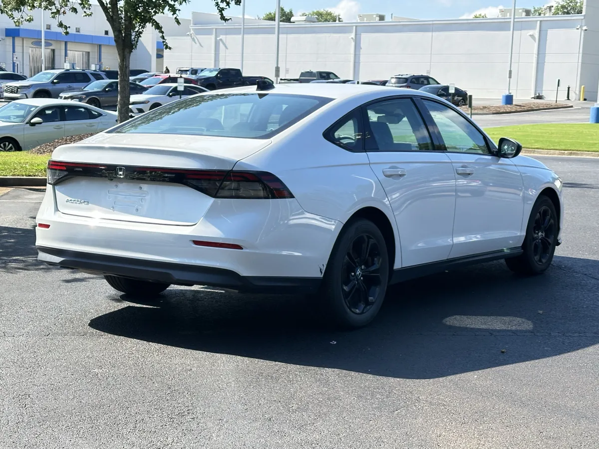 2025 Honda Accord SE CVT thumbnail 12