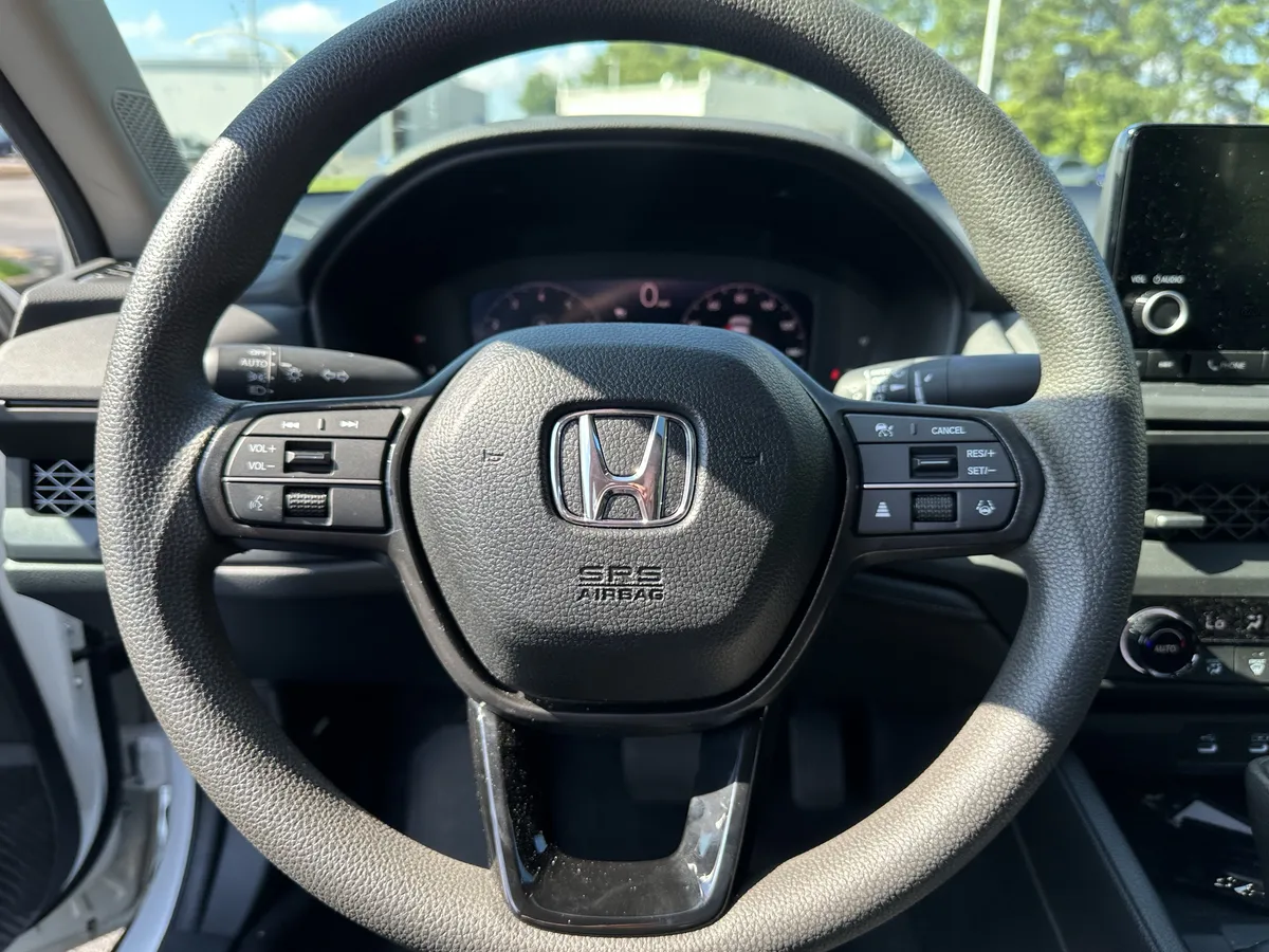 2025 Honda Accord SE CVT thumbnail 5