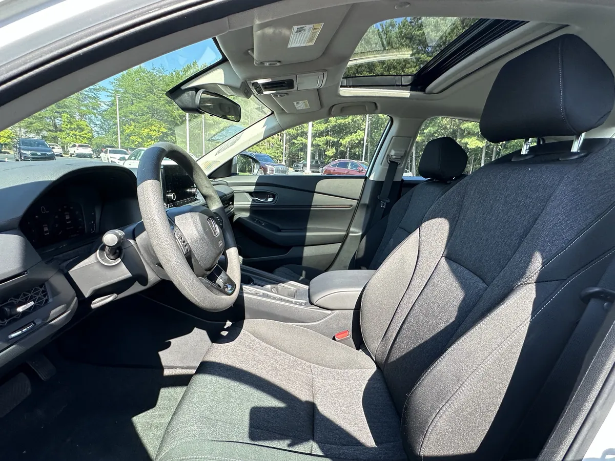 2025 Honda Accord SE CVT thumbnail 6