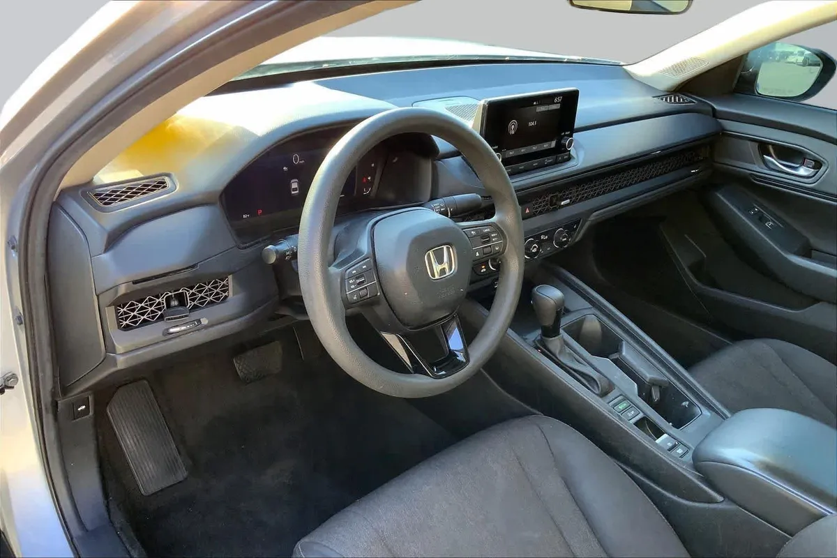 2025 Honda Accord SE thumbnail 17