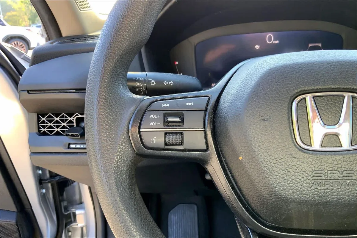 2025 Honda Accord SE thumbnail 23