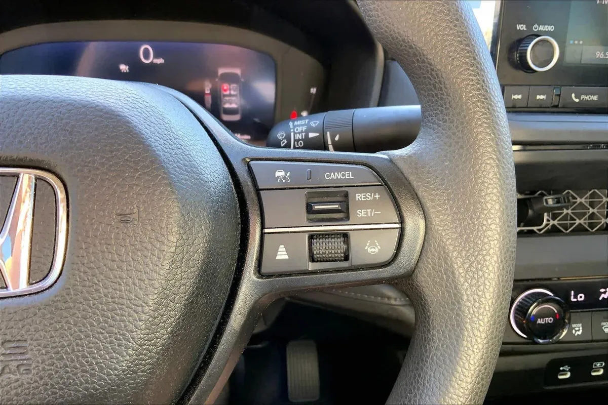 2025 Honda Accord SE thumbnail 24