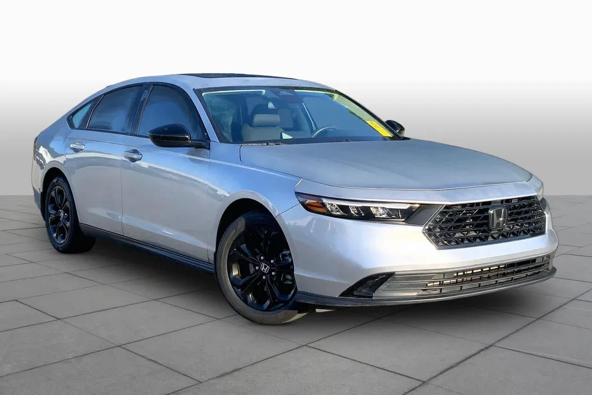 2025 Honda Accord SE thumbnail 3