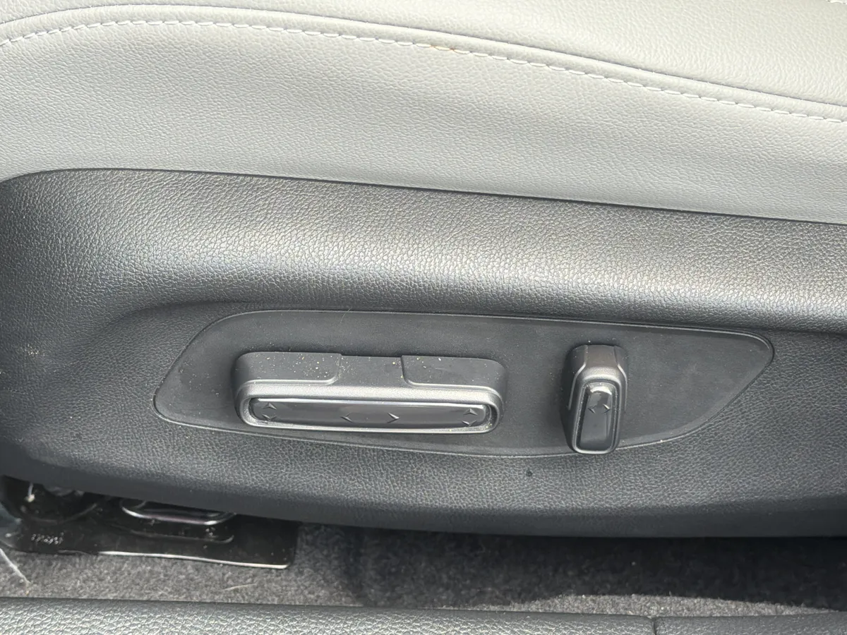 2025 Honda Civic Sedan Hybrid Sport Touring thumbnail 18