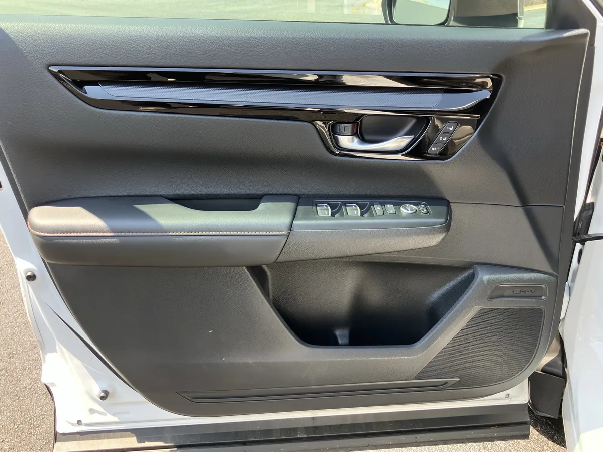 2025 Honda CR-V Hybrid Sport Touring AWD thumbnail 14