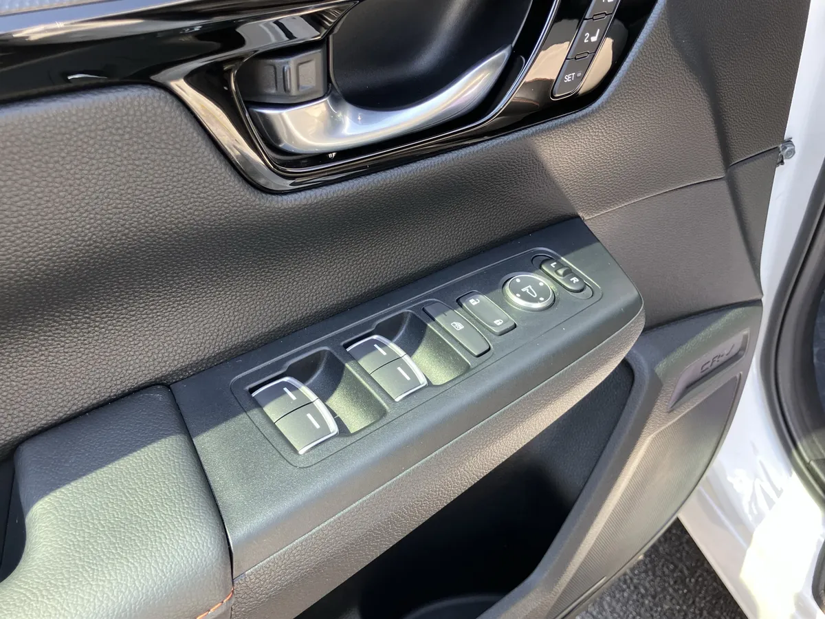 2025 Honda CR-V Hybrid Sport Touring AWD thumbnail 15