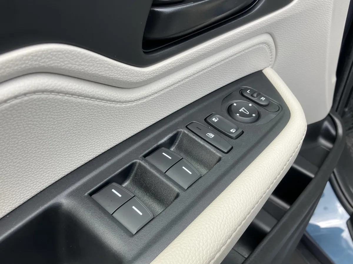 2025 Honda Odyssey EX-L Auto thumbnail 15