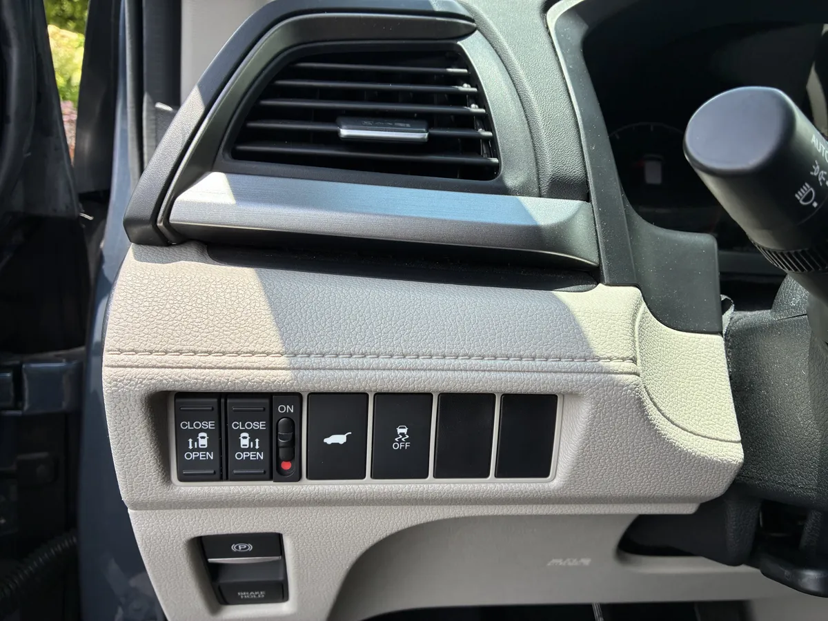 2025 Honda Odyssey EX-L thumbnail 24