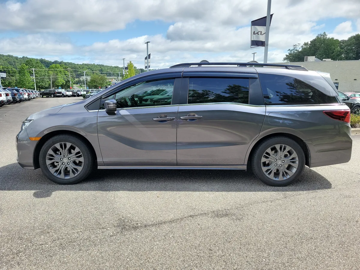 2025 Honda Odyssey Touring thumbnail 2