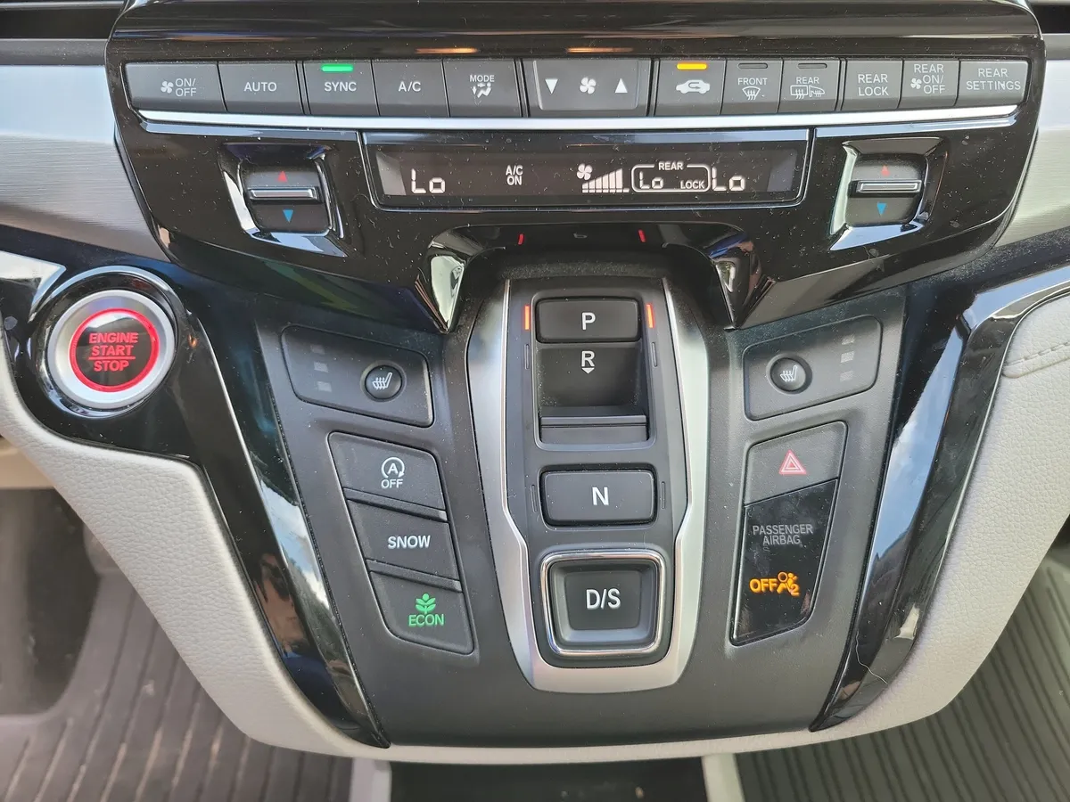 2025 Honda Odyssey Touring thumbnail 22