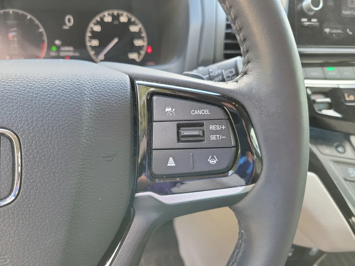 2025 Honda Odyssey Touring thumbnail 25