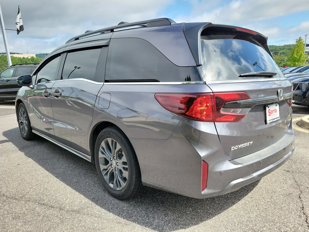 2025 Honda Odyssey Touring thumbnail 3