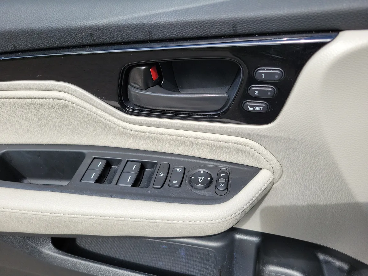 2025 Honda Odyssey Touring thumbnail 30