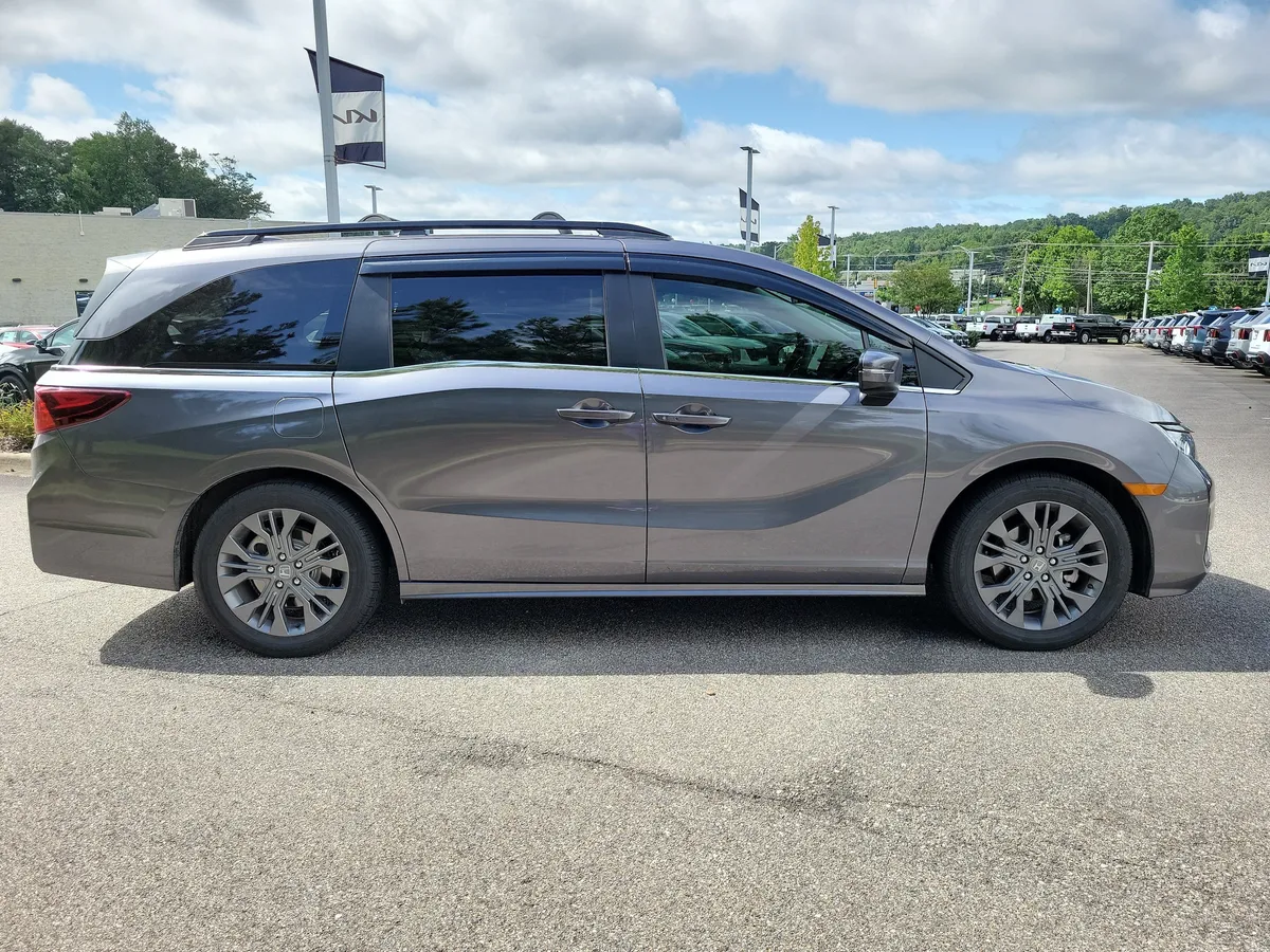 2025 Honda Odyssey Touring thumbnail 6