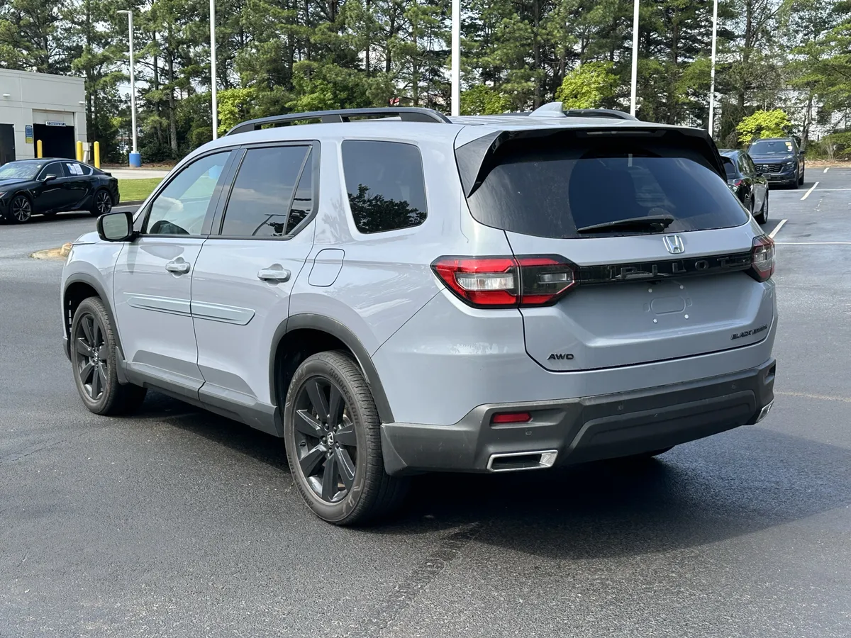 2025 Honda Pilot Black Edition AWD thumbnail 11