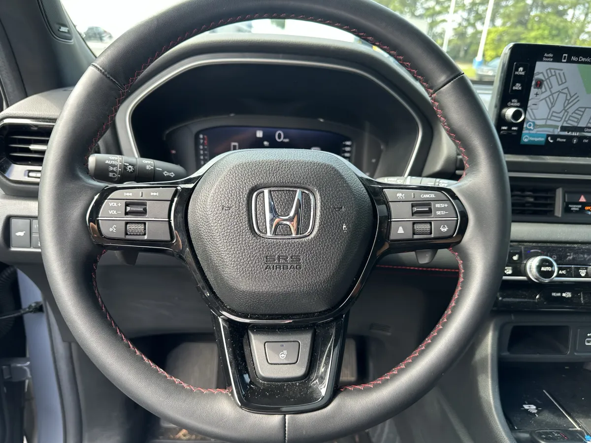 2025 Honda Pilot Black Edition AWD thumbnail 5