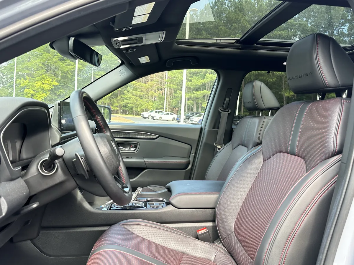 2025 Honda Pilot Black Edition AWD thumbnail 6