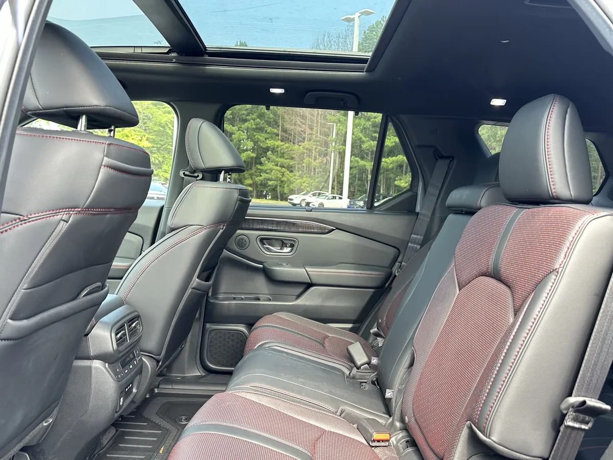 2025 Honda Pilot Black Edition AWD thumbnail 8